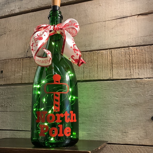 Green ‘North Pole’ champagne bottle lantern - Picture 5 of 10